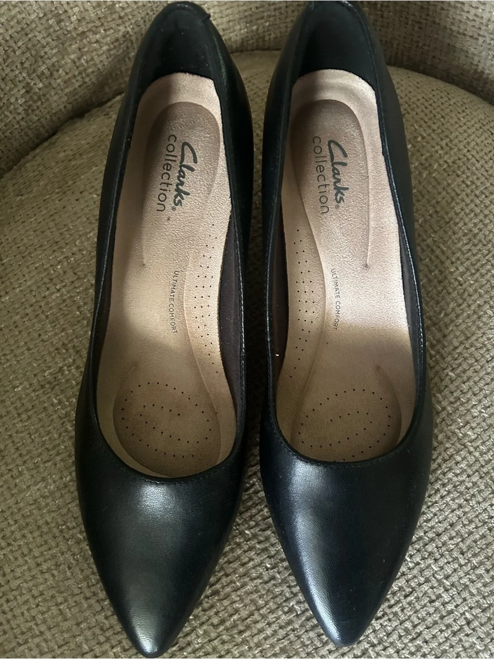 Clarks Black Leather Pointed-Toe Mid Heel Pumps